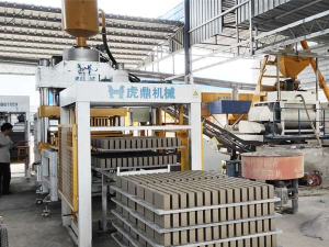 800噸全自動靜壓磚機生產水泥標磚